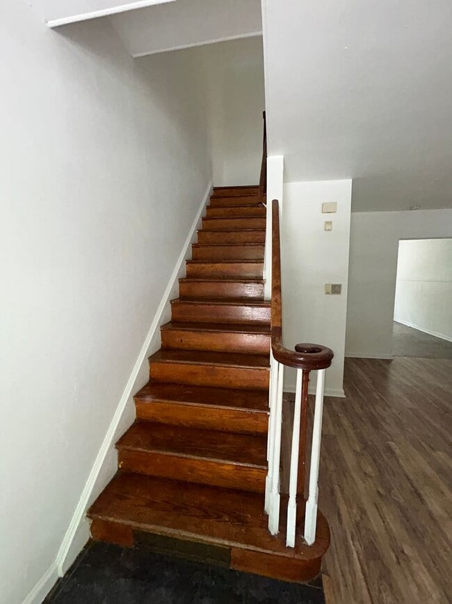 Building Photo - Nice and quiet Town House with garage and ...