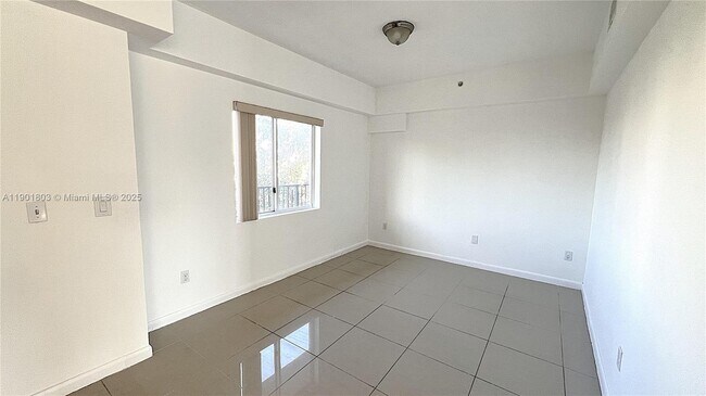 Building Photo - 909 SW 15th Ave