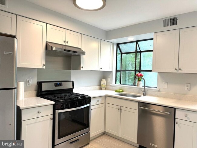 Building Photo - 104 Sayre Dr
