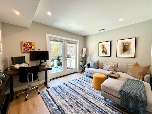 Building Photo - Modern & Bright 3BR/2BA Single-Family Home...