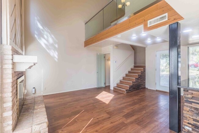 Building Photo - 3901 Knollwood Dr
