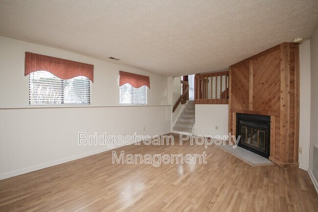 Building Photo - 2421 Bentree Ct