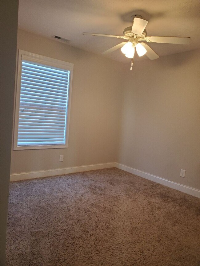 Building Photo - 3 Bedroom 2 Full Bath Dog Friendly Home For Rent!