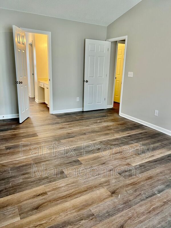 Building Photo - 201 Ridge Lake Dr