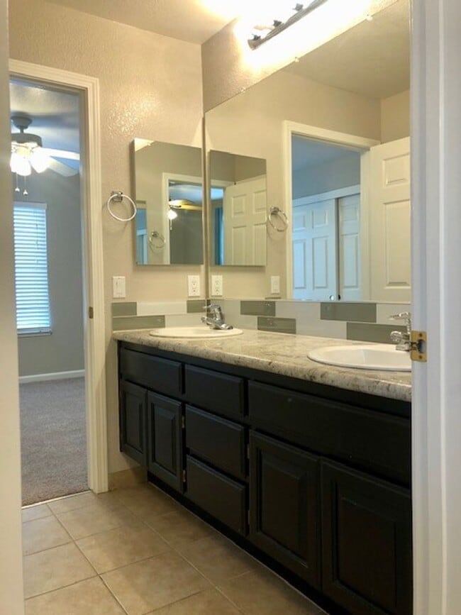 Building Photo - Spacious and beautiful 3 bedroom 2.5 bath ...
