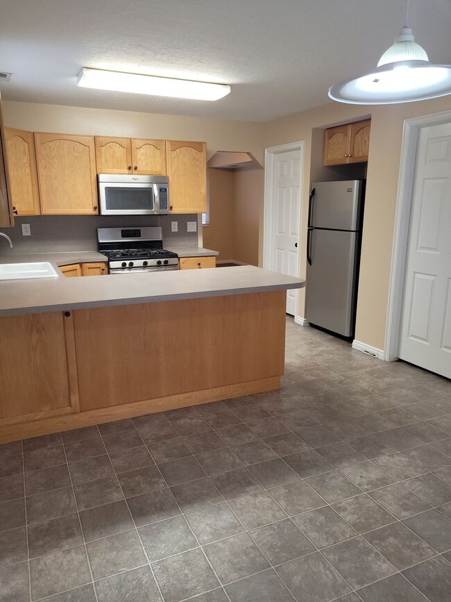 Building Photo - 2 Bed, 1.5 Bath Townhome in North Ogden with Private Patio – 2 Weeks Free Rent!