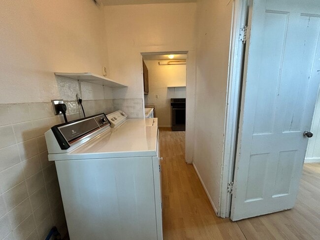 Building Photo - 2 Bed 1 Bath Large House with Fenced Yard and Washer Dryer Hookups