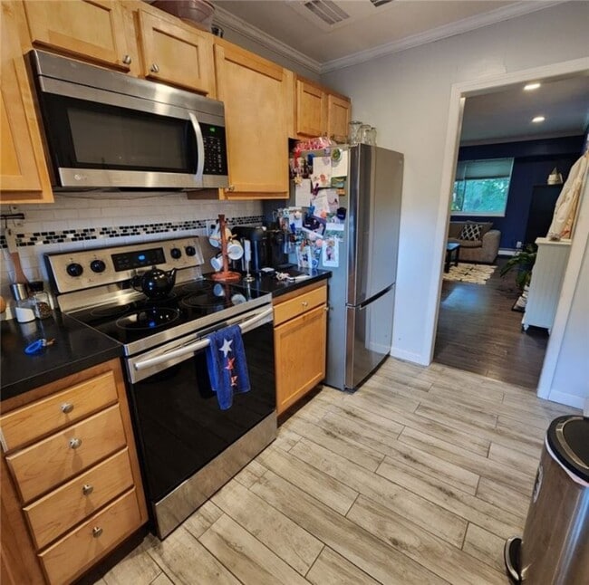 Building Photo - 2450 East Ave