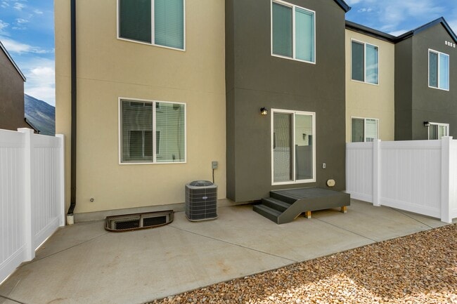 Building Photo - 1487 E 690 N