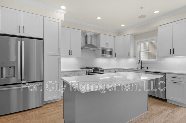 Building Photo - 903 S Decker Ave
