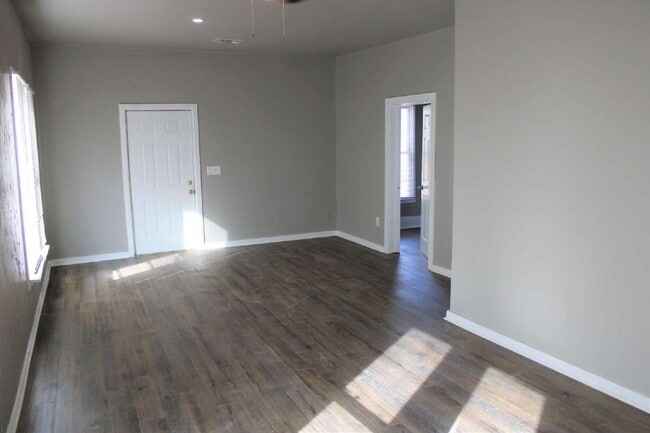 Building Photo - This remodeled charmer is close to Tech and ready for new tenants 7-15-26