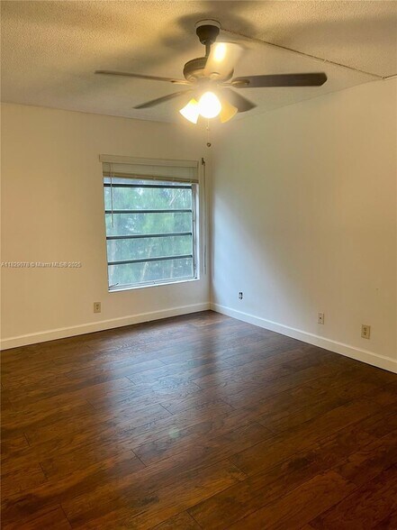 Building Photo - 430 Commodore Dr