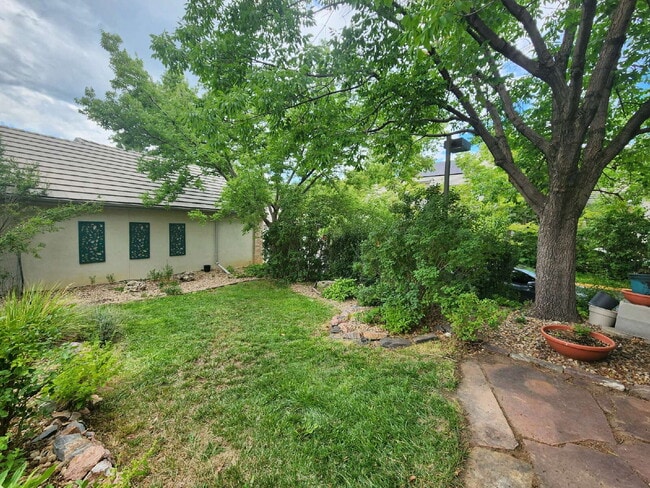 Building Photo - Stunning 3 Bedroom Townhome Tucked Away In Breathtaking Community MOVE IN INCENTIVES AVAILABLE!