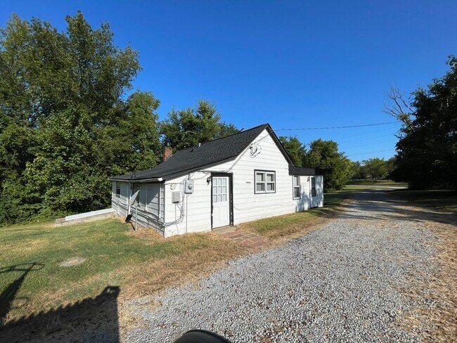 Building Photo - Great Location Private Setting Home For Rent