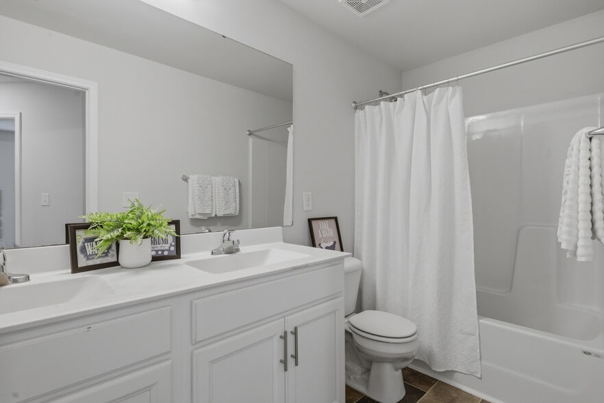 Master Bathroom - 331 Brentmoor Dr