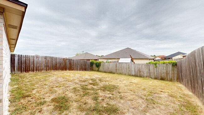 Building Photo - 902 Yi Dr