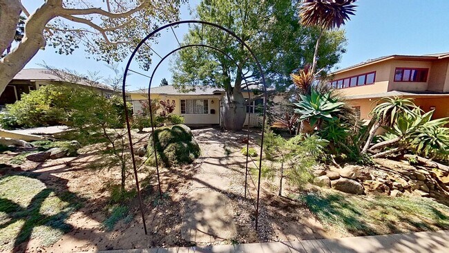 Primary Photo - Amazing and Spacious 3 bed / 2 bath home! ...