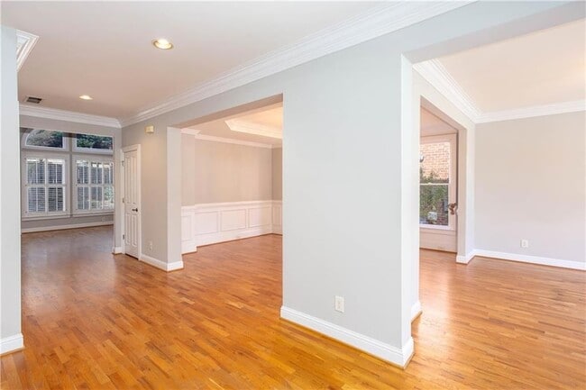 Building Photo - 3206 Windsor Lake Dr NE