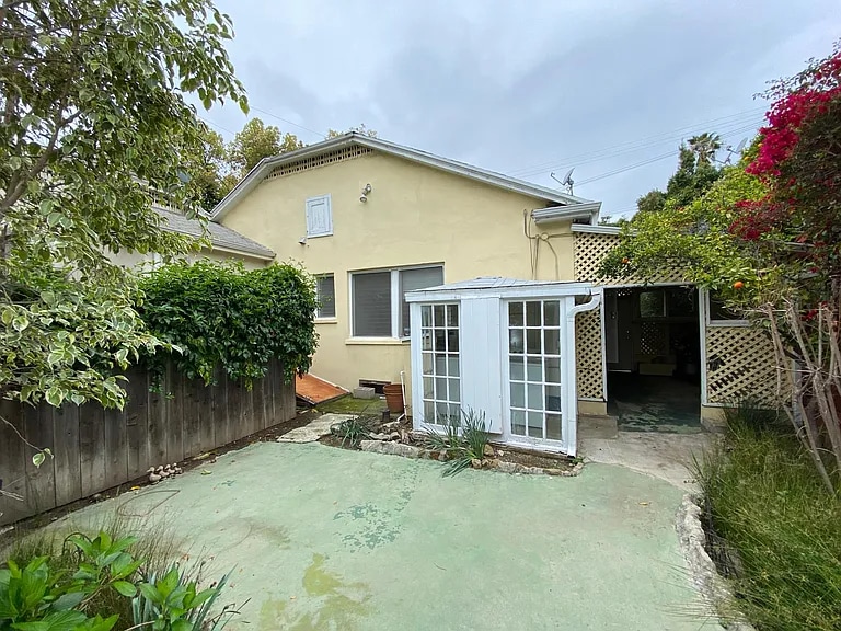 Building Photo - 2306 Beachwood Dr