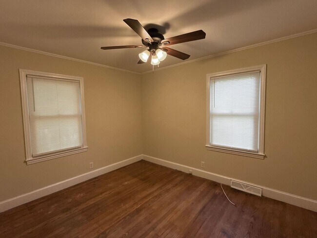 Building Photo - 3-bedroom, 1-bath Brick Home