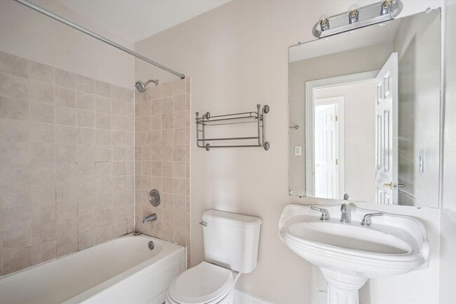 Building Photo - Newly Renovated: 4 Bed 2 Bath on 5th Stree...
