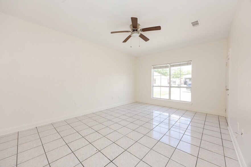 Building Photo - 9540A Lindale Ave
