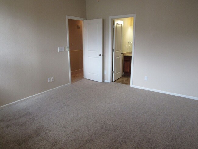 Building Photo - Immaculate Upscale Townhome in fantastic location in Arvada