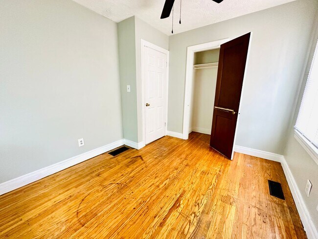 Building Photo - 3 Bedroom home in the Chickasaw Neighborho...