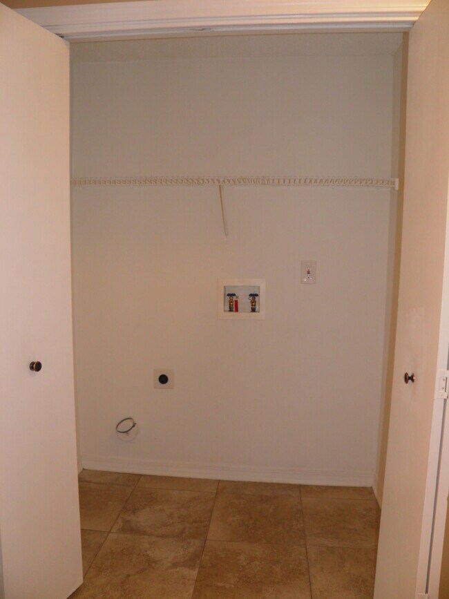 Building Photo - 1843 Whispering Oaks Ln