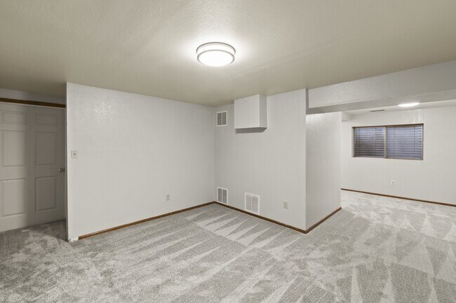 Building Photo - 5647 Old Farm Cir E