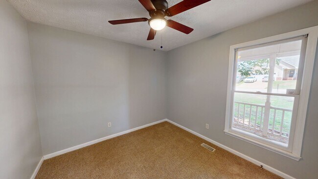 Building Photo - Charming 3 bedroom / 2 bathroom home with large fenced backyard near shopping & Fort Bragg!