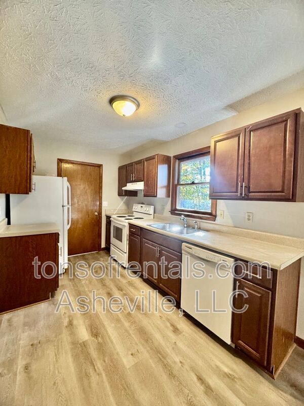 Building Photo - 136 Atwood Dr