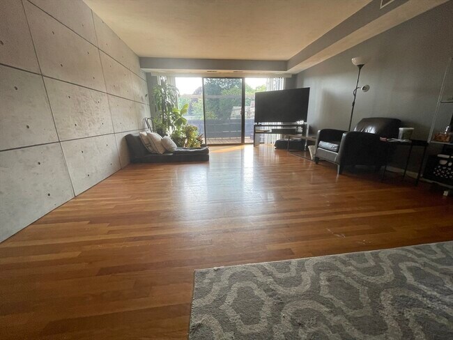 Building Photo - 120 Beaconsfield Rd