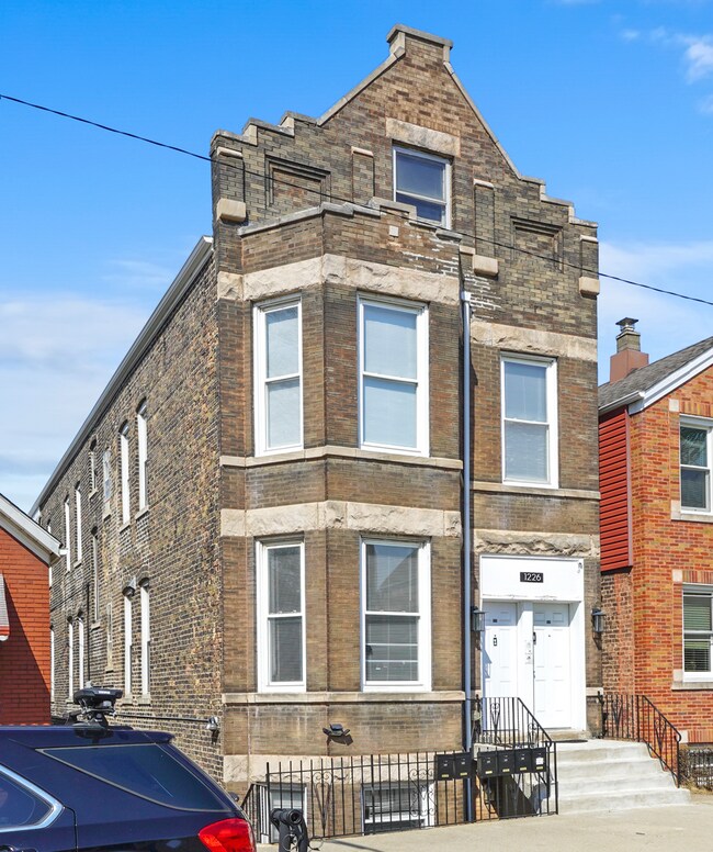 Building Photo - Urban Living: Spacious 2-Bedroom Haven in the Heart of Chicago!
