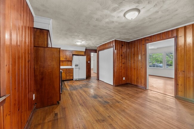 Building Photo - 607 Pinetree Dr