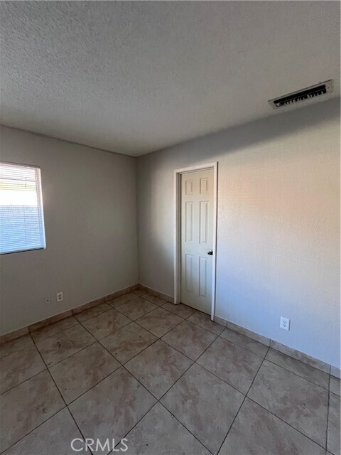 Building Photo - 43052 Charlton Ave