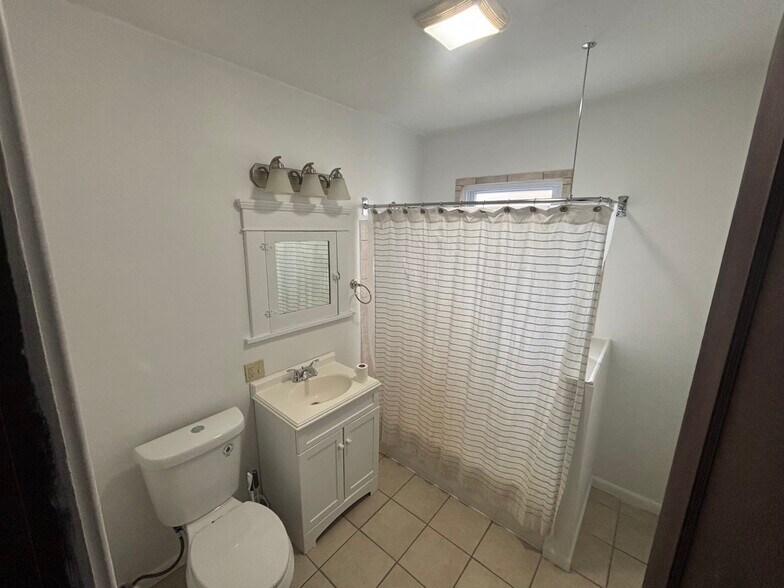 Building Photo - 430 Clinton Ct