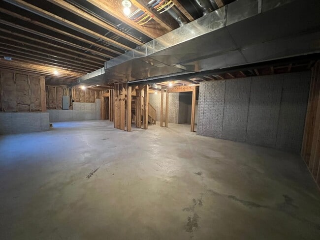 Building Photo - Luxurious 4-Bedroom Home in Fox Creek Subdivision!