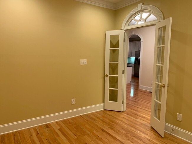 Building Photo - Large 3 Bed | 2.5 Bath Townhouse With Firs...