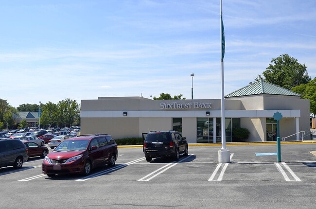Building Photo - 15107 Interlachen Dr