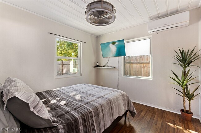 Building Photo - 714 105th Ave N