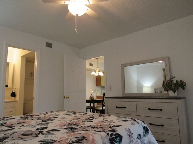 Building Photo - Venetian Palms 12640-1911