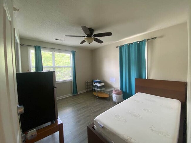 Building Photo - Room in Condo on Carlton Ave