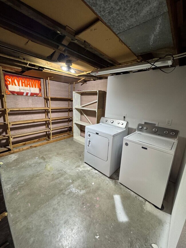 Building Photo - Cozy Home