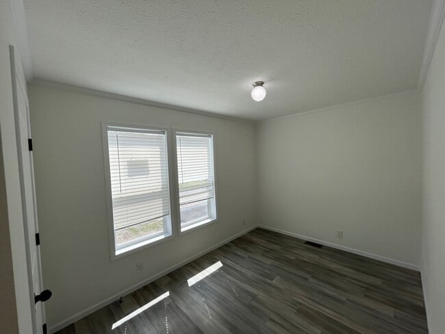 Building Photo - 4 Drake Ln
