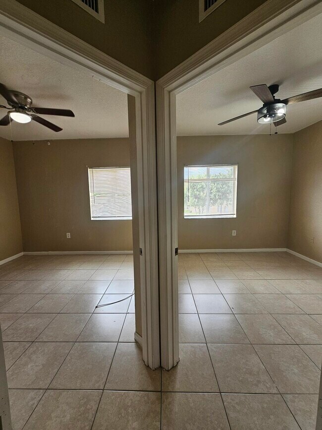 Building Photo - 1157 Golden Lakes Blvd