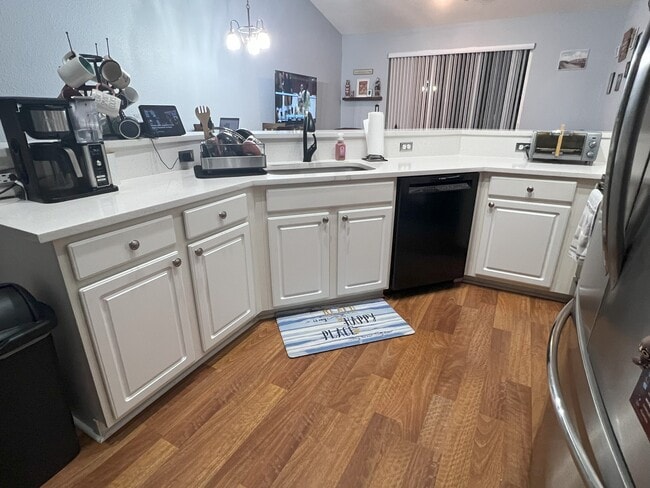 Upgraded Kitchen - 2121 Winterset Dr
