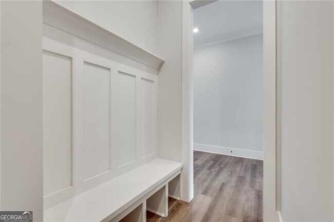 Building Photo - 425 Maplewood Dr