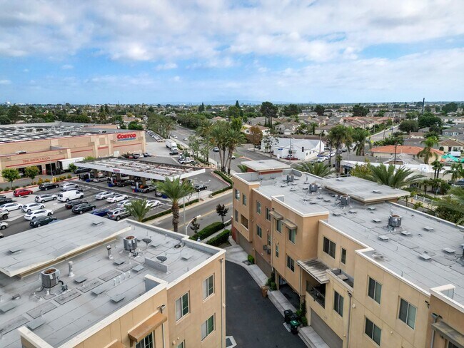 Building Photo - Spacious 4 Bedroom TownHome in Garden Grove!