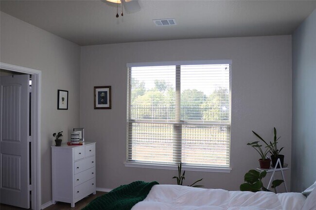 Building Photo - 321 Parrot Tulip View